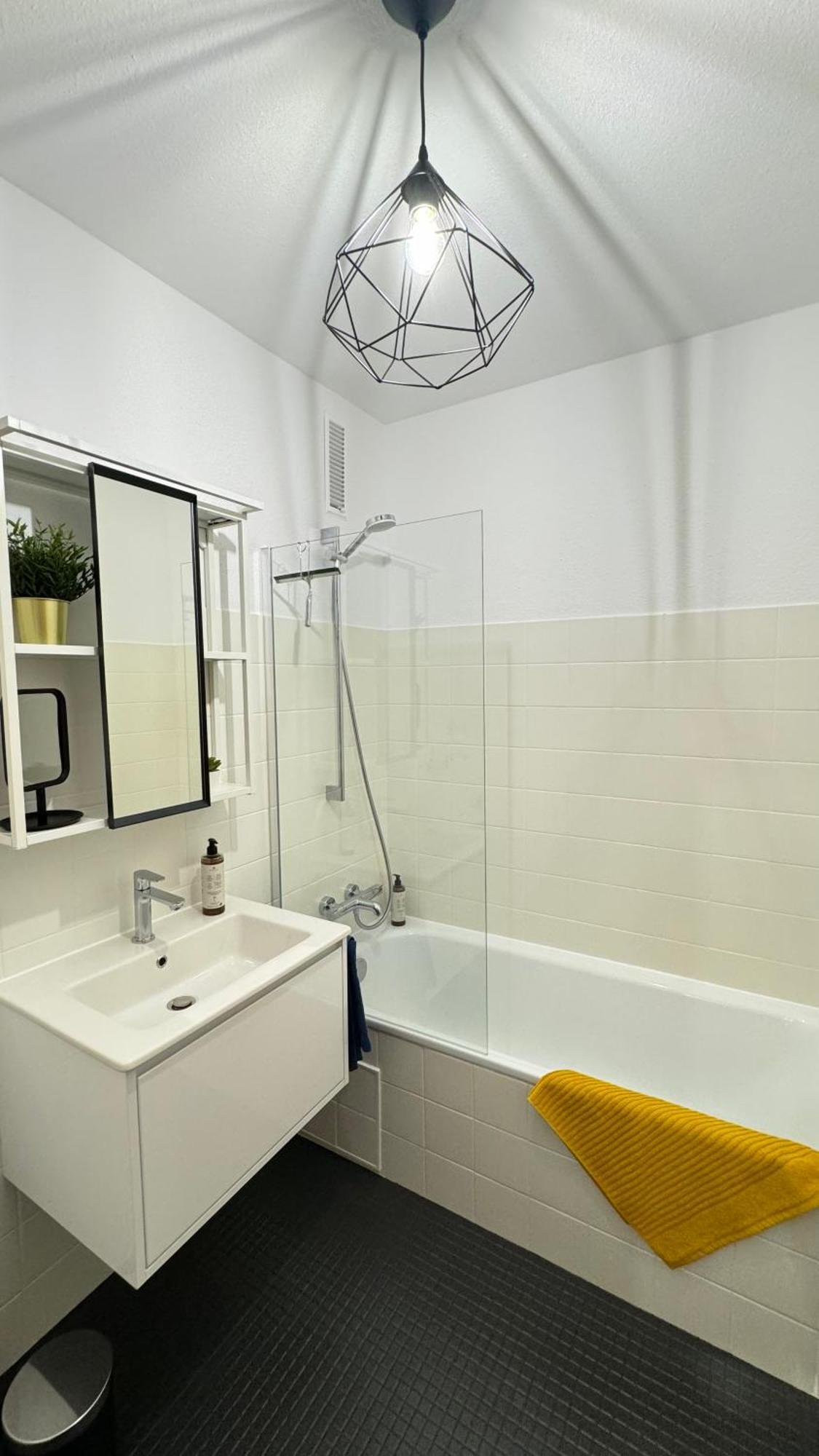 Neusass Sonniges City-Apartment Mit Suedbalkon Und Parklatz מראה חיצוני תמונה